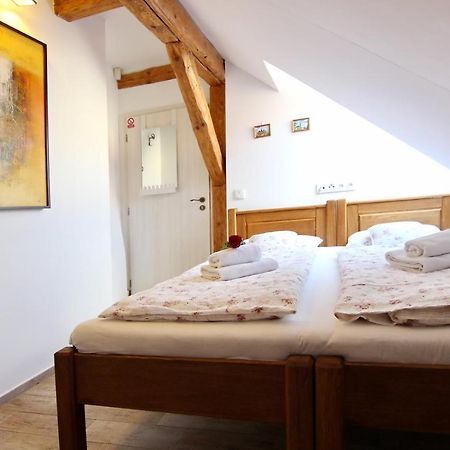 House Of Roses Apartment Kutna Hora Bagian luar foto
