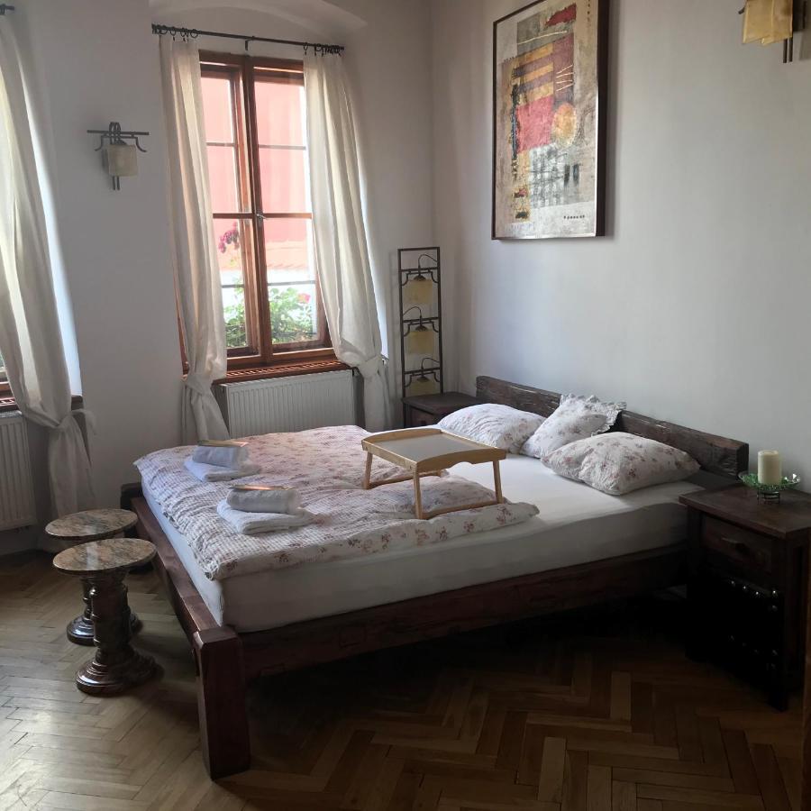 House Of Roses Apartment Kutna Hora Bagian luar foto