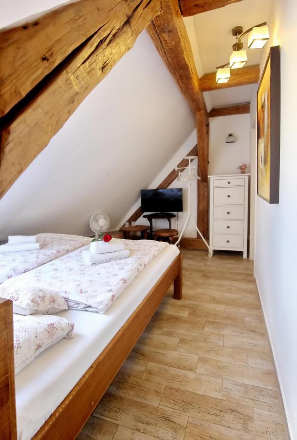 House Of Roses Apartment Kutna Hora Bagian luar foto