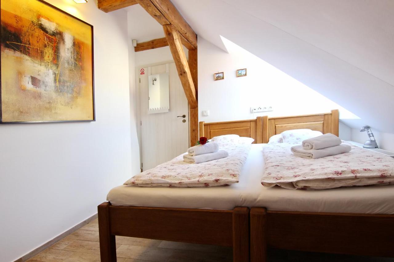 House Of Roses Apartment Kutna Hora Bagian luar foto